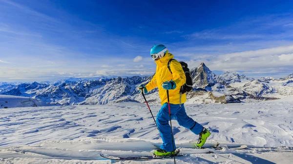 人滑雪在新鲜的粉末雪与峰在背景, Z — 图库照片