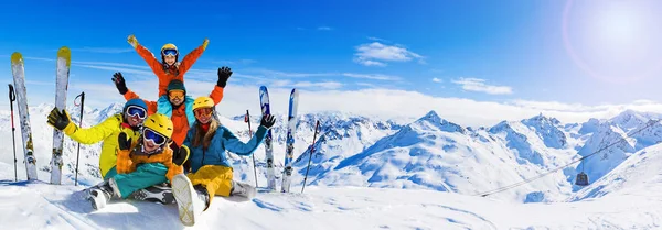 Dağlarda kış tatillerinin tadını çıkaran mutlu aile, Val Thorens — Stok fotoğraf