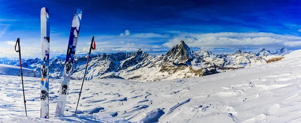 Esqui na temporada de inverno, montanhas e esqui turismo equi — Fotografia de Stock