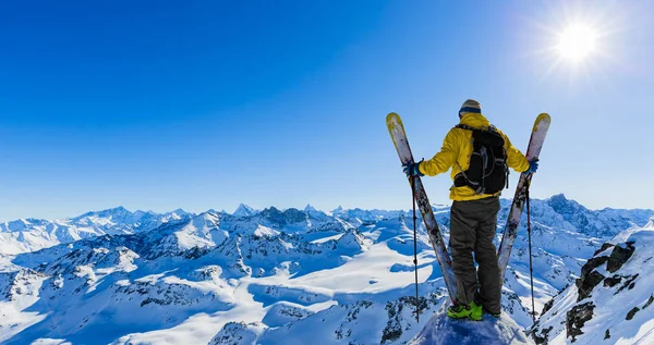 Área de esqui com vista incrível de montanhas famosas suíças em beautifu — Fotografia de Stock