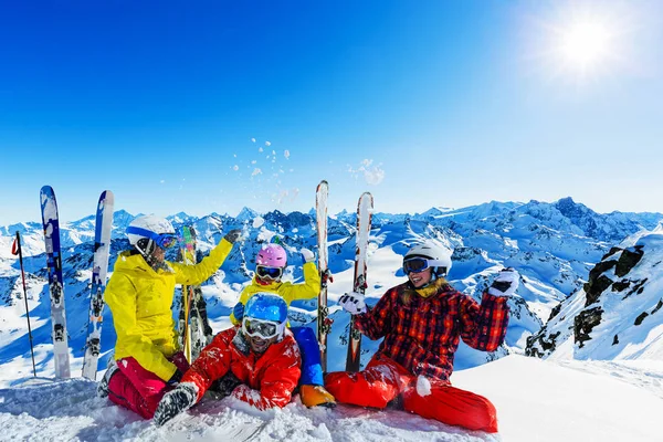 Família feliz desfrutando de férias de inverno nas montanhas. A jogar sagacidade — Fotografia de Stock