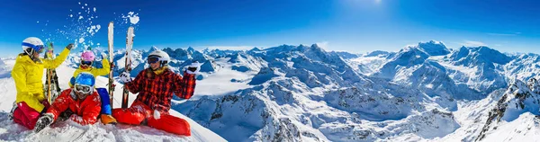 Bonne famille profitant de vacances d'hiver dans les montagnes. Jouer avec l'esprit — Photo