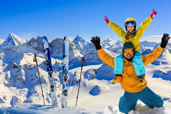 Familia feliz disfrutando de vacaciones de invierno en las montañas. Jugando ingenio —  Fotos de Stock