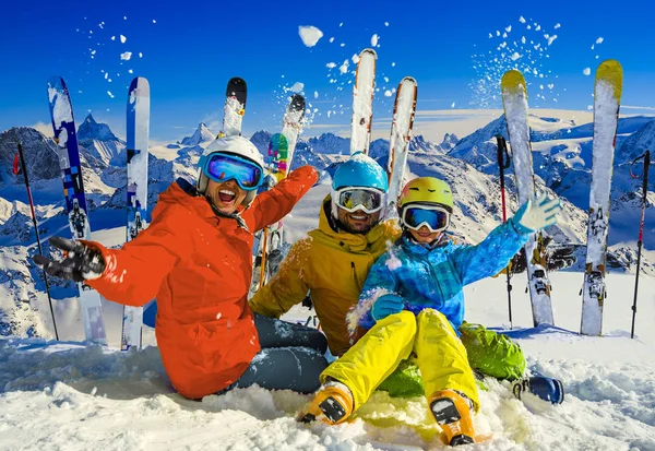 Família feliz desfrutando de férias de inverno nas montanhas. A jogar sagacidade — Fotografia de Stock