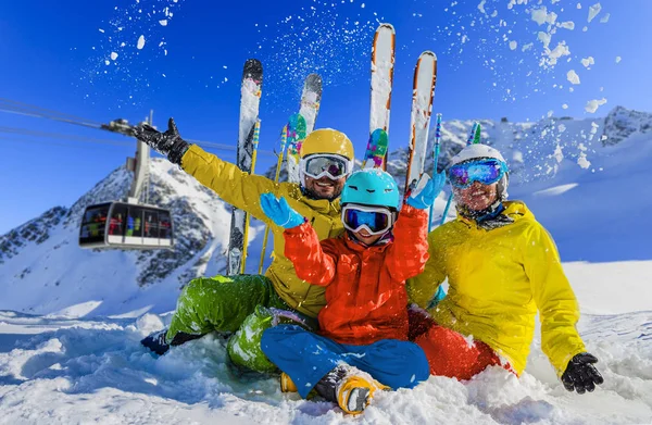 Familia feliz disfrutando de vacaciones de invierno en las montañas. Jugando ingenio — Foto de Stock