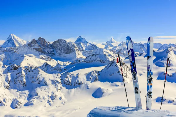 Narciarskiego w sezonie zimowym, góry i touring narty backcountry equi — Zdjęcie stockowe
