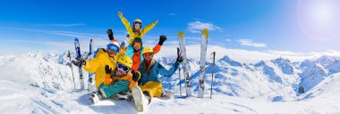 Dağlarda kış tatillerinin tadını çıkaran mutlu aile, Val Thorens