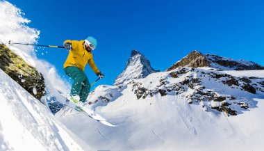 Arka planda, Z Matterhorn ile taze toz karda Kayak adam