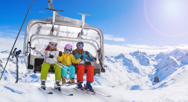 Dağlarda kış tatillerinin tadını çıkaran mutlu aile, Val Thorens