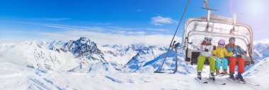 Dağlarda kış tatillerinin tadını çıkaran mutlu aile, Val Thorens