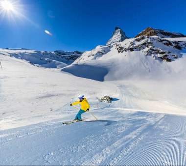 Arka planda, Z Matterhorn ile taze toz karda Kayak adam