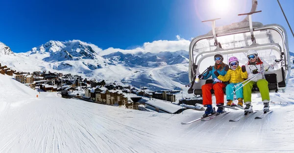 Ski in winterseizoen, bergen en Ski Touring uitrustingen op th — Stockfoto
