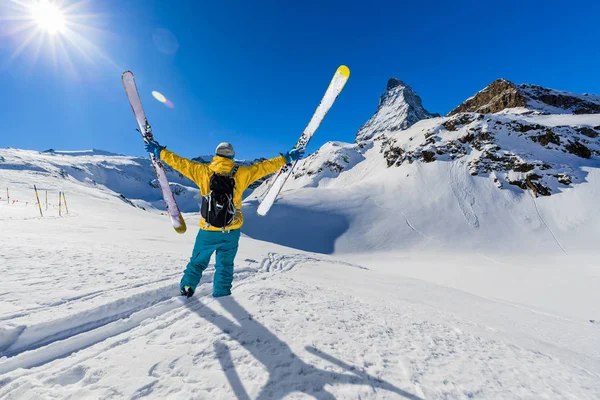 Ο άνθρωπος σκι στο φρέσκο χιόνι με Matterhorn στο παρασκήνιο, Z — Φωτογραφία Αρχείου