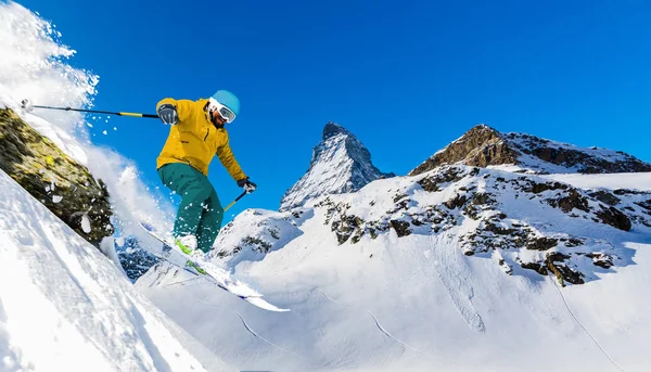 Skifahren auf frischem Pulverschnee mit Matterhorn im Hintergrund, z — Stockfoto