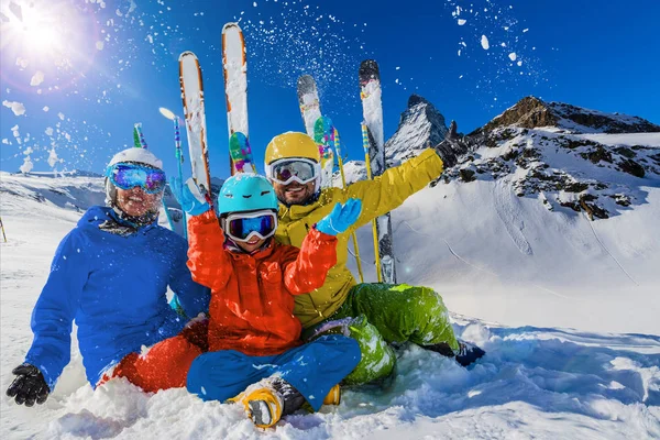 Gelukkige familie genieten van winter vakanties in de bergen. Ski, zon, — Stockfoto