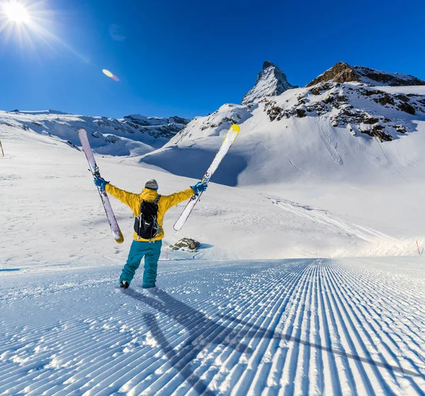 Uomo che sciava sulla neve fresca con Cervino sullo sfondo, Z — Foto Stock