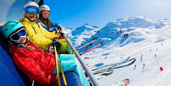 Glückliche Familie am Skilift genießt Winterurlaub in den Bergen, — Stockfoto