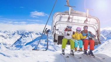 Dağlarda kış tatillerinin tadını çıkaran mutlu aile, Val Thorens