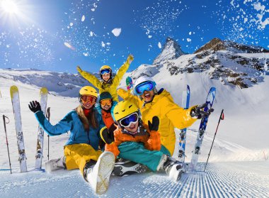 Mutlu bir aile dağlarda kış tatil zevk. Kayak, güneş, 