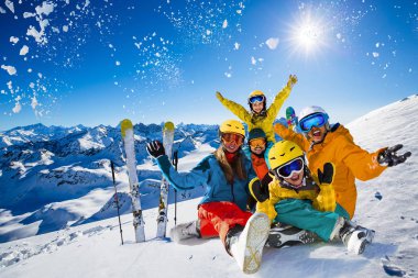 Mutlu bir aile dağlarda kış tatil zevk. Zekâ oynarken
