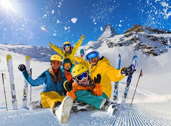 Glückliche Familie, die Winterurlaub in den Bergen genießt. Ski, Sonne, — Stockfoto