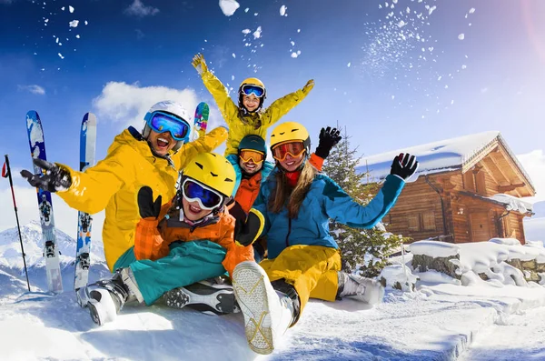 Szczęśliwa rodzina korzystających wakacje zima w górach. Gra dowcip — Zdjęcie stockowe