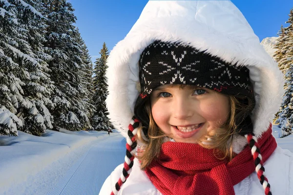 Portret szczęśliwy dziewczyna siedzi w śniegu z nart w win — Zdjęcie stockowe