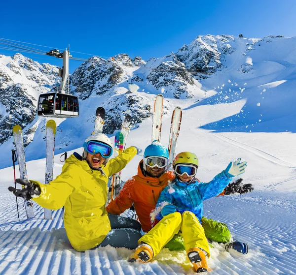 Mutlu bir aile dağlarda kış tatil zevk. Zekâ oynarken