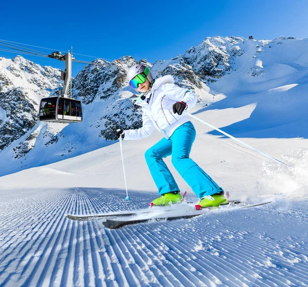 Retrato Menina Feliz Neve Pista Esqui Matterhorn Fundo — Fotografia de Stock