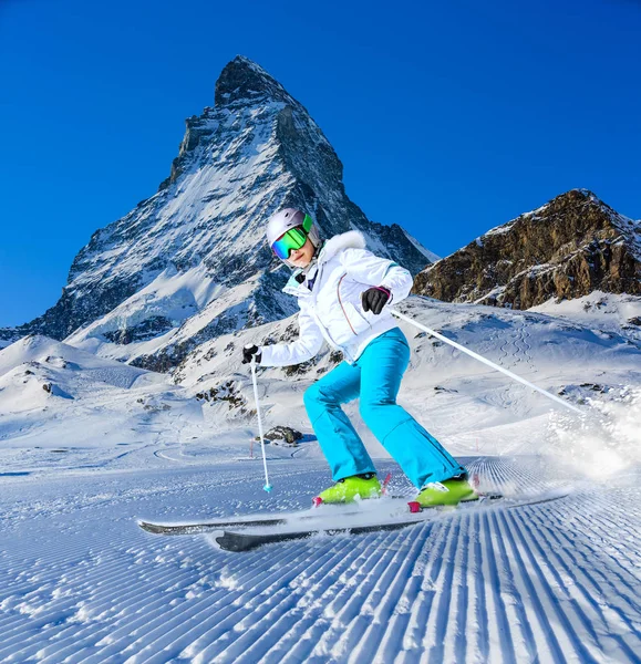 Jong meisje skiën in de Alpen — Stockfoto