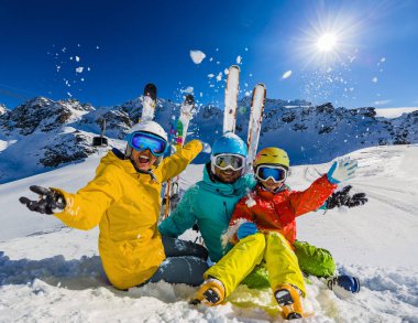 Mutlu bir aile dağlarda kış tatil zevk. Kayak, güneş, 
