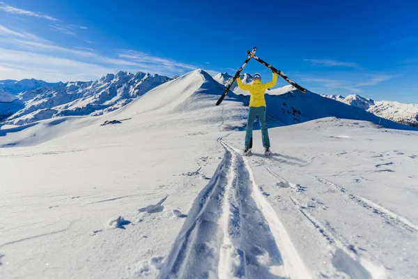 Femme avec ski en haute montagne . — Photo