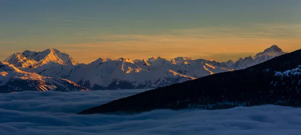 Paisaje panorámico de puesta de sol de la cordillera Crans-Montana en Suiza —  Fotos de Stock