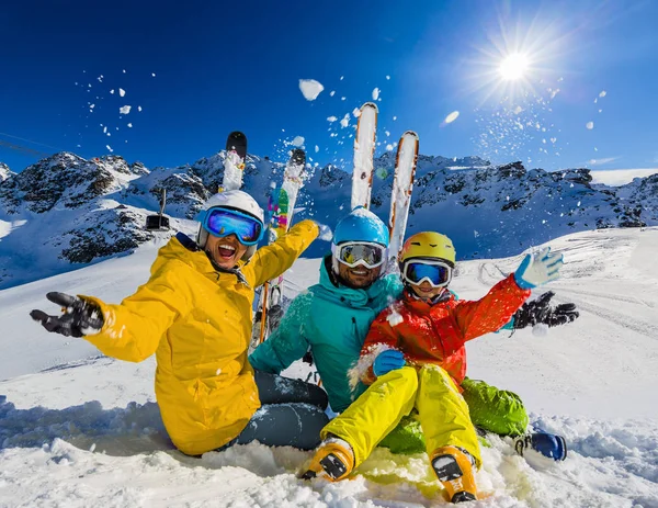 Familia feliz disfrutando de vacaciones de invierno en las montañas. Esquí, Sol , — Foto de Stock