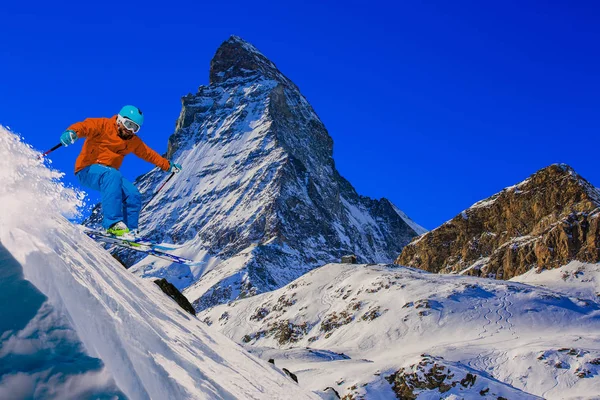 Людина, що лижного спорту на снігу свіжого порошку з Маттерхорн у фоновому режимі, Z — стокове фото