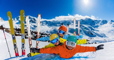 Dağlarda kış tatillerinin tadını çıkaran mutlu aile, Val Thorens