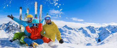 Dağlarda kış tatillerinin tadını çıkaran mutlu aile, Val Thorens