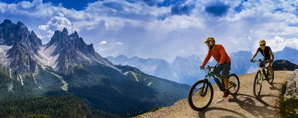 Uomini e donne in bicicletta in bicicletta sulle Dolomiti — Foto Stock