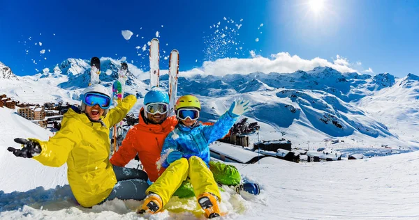 Šťastná rodina užívající zimní dovolenou v horách, Val Thorens — Stock fotografie