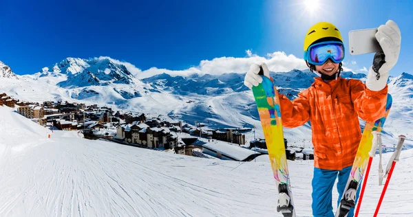 Лыжи в зимний сезон, горы и лыжное снаряжение на й — стоковое фото