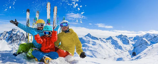 Lycklig familj njuter vintersemestrar i bergen, Val Thorens — Stockfoto