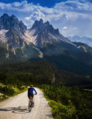 Rocky Dağları o çarpıcı Cortina d'Ampezzo Bisiklete binme turizm