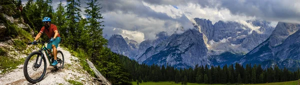 Turystyczne rowerowe w Cortina d'Ampezzo, wspaniałe góry skaliste o — Zdjęcie stockowe