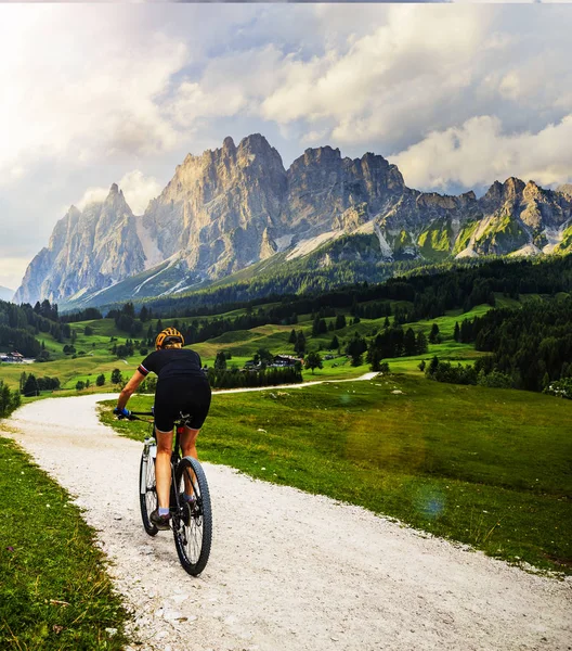 Turist cykling i Cortinad'Ampezzo, fantastisk klippiga bergen o — Stockfoto