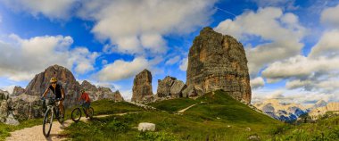 Bisikletçi binme dağ bisikleti Dolomit tek izinde görünümünü