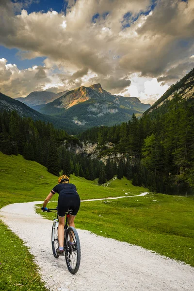 観光サイクリング、コルティーナ ・ ダンペッツォでロッキー山脈 o を見事な — ストック写真
