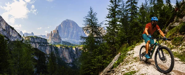 Ciclismo turístico em Cortina d 'Ampezzo, deslumbrantes montanhas rochosas o — Fotografia de Stock