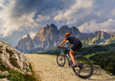 Rocky Dağları o çarpıcı Cortina d'Ampezzo Bisiklete binme turizm
