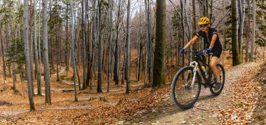 Dağ bisikleti kadın yaz dağlar ormandaki bisiklet sürme 