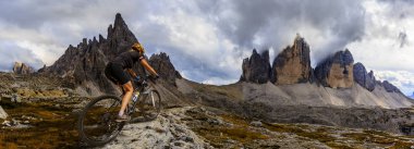 Rocky Dağları o çarpıcı Cortina d'Ampezzo Bisiklete binme turizm